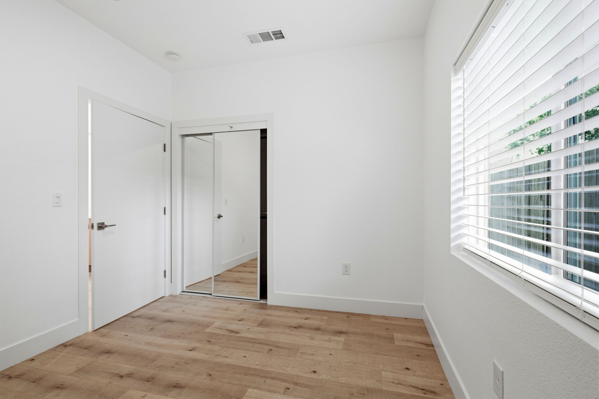 026_F8_3910-3912 Elm St