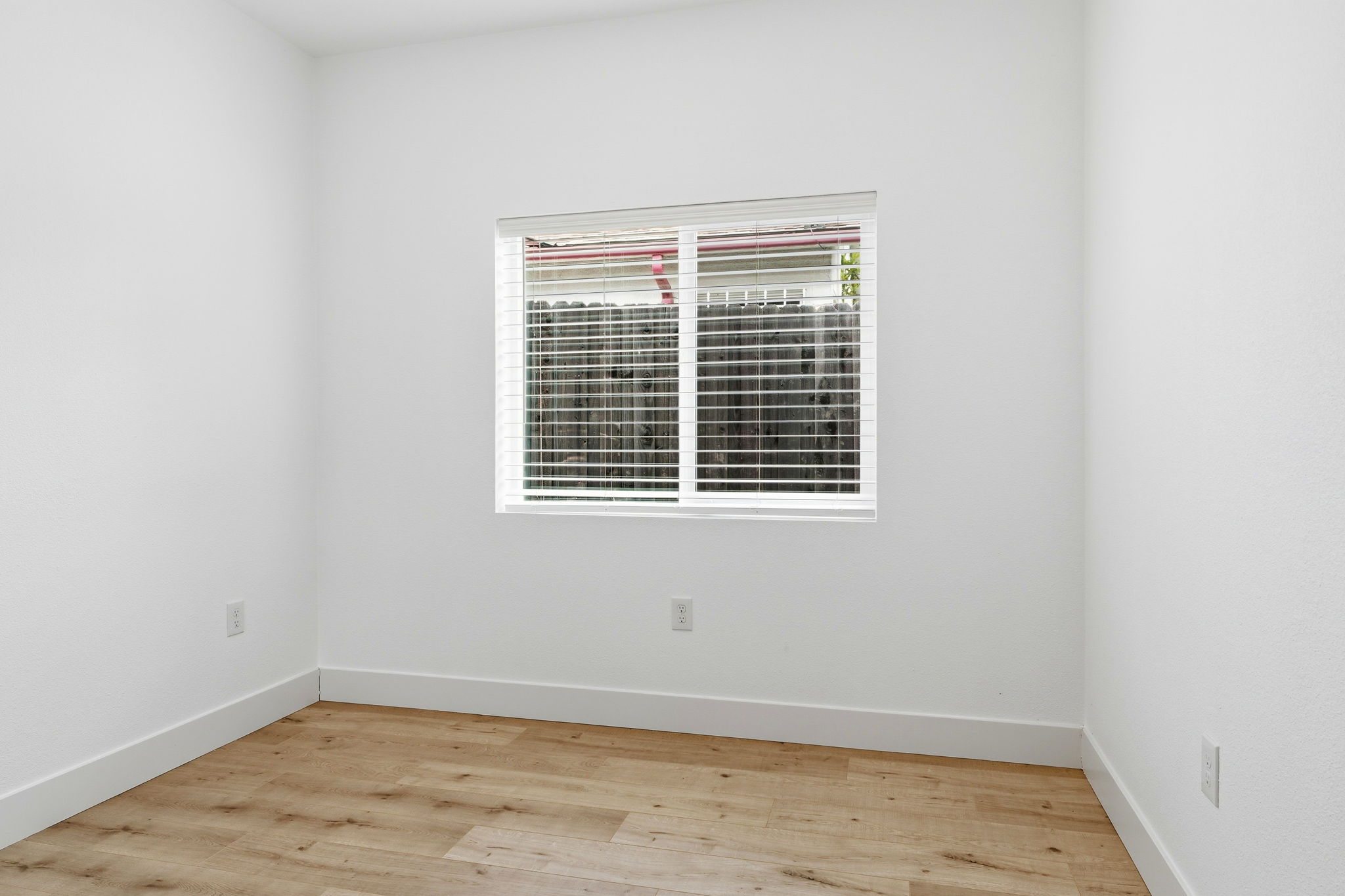 027_F8_3910-3912 Elm St