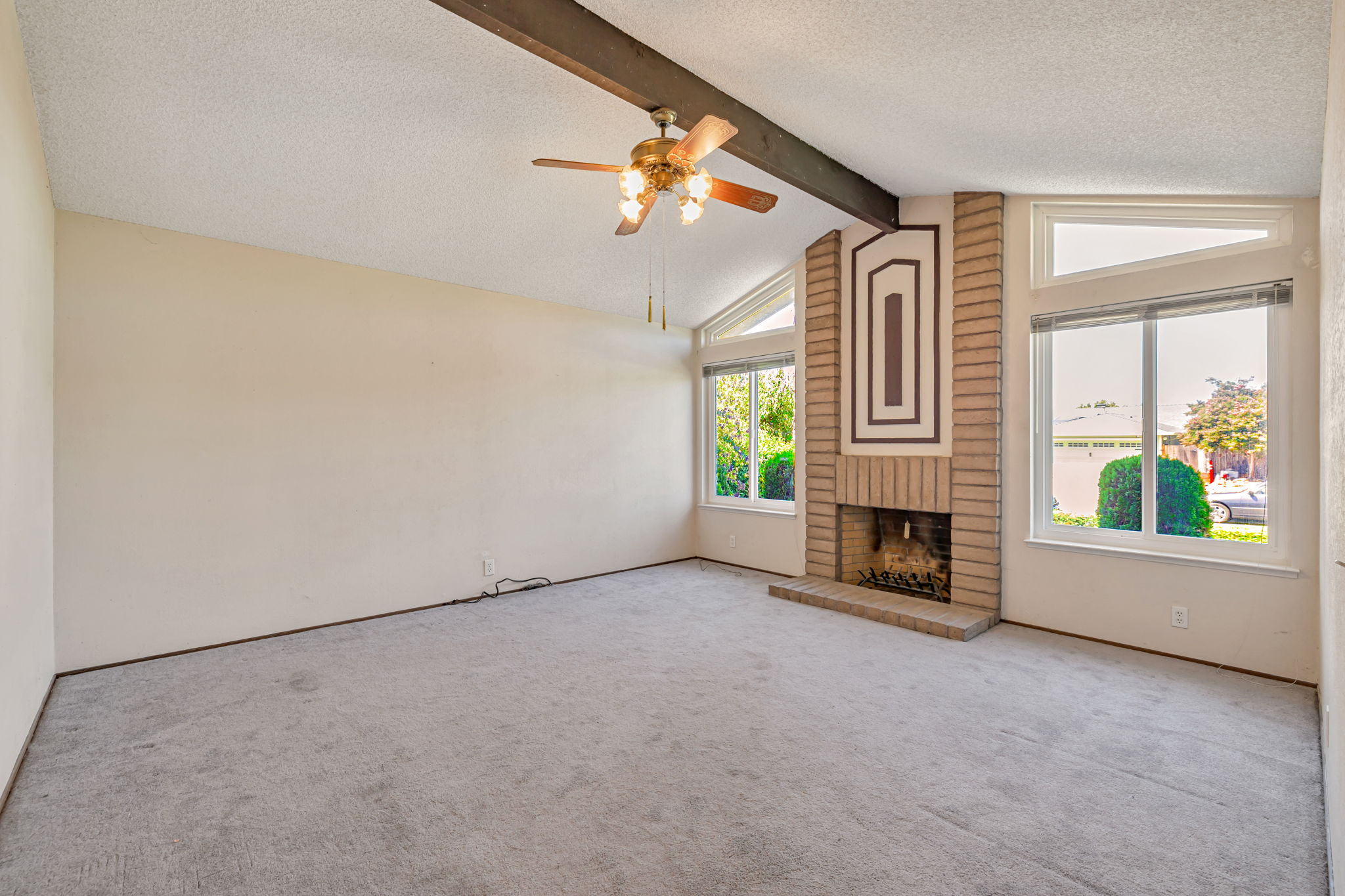Living room w/fireplace