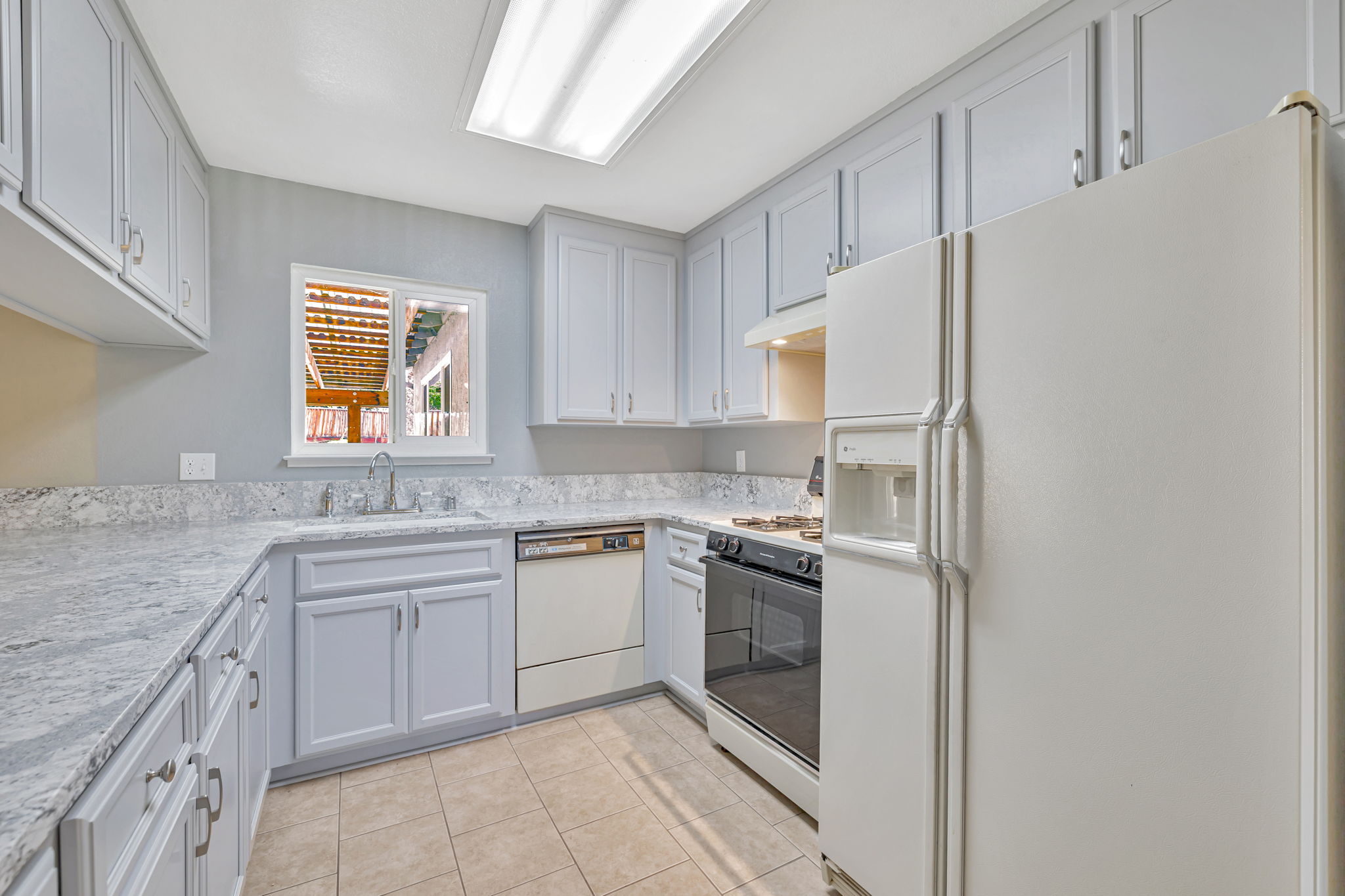 KItchen, view to bkyrd