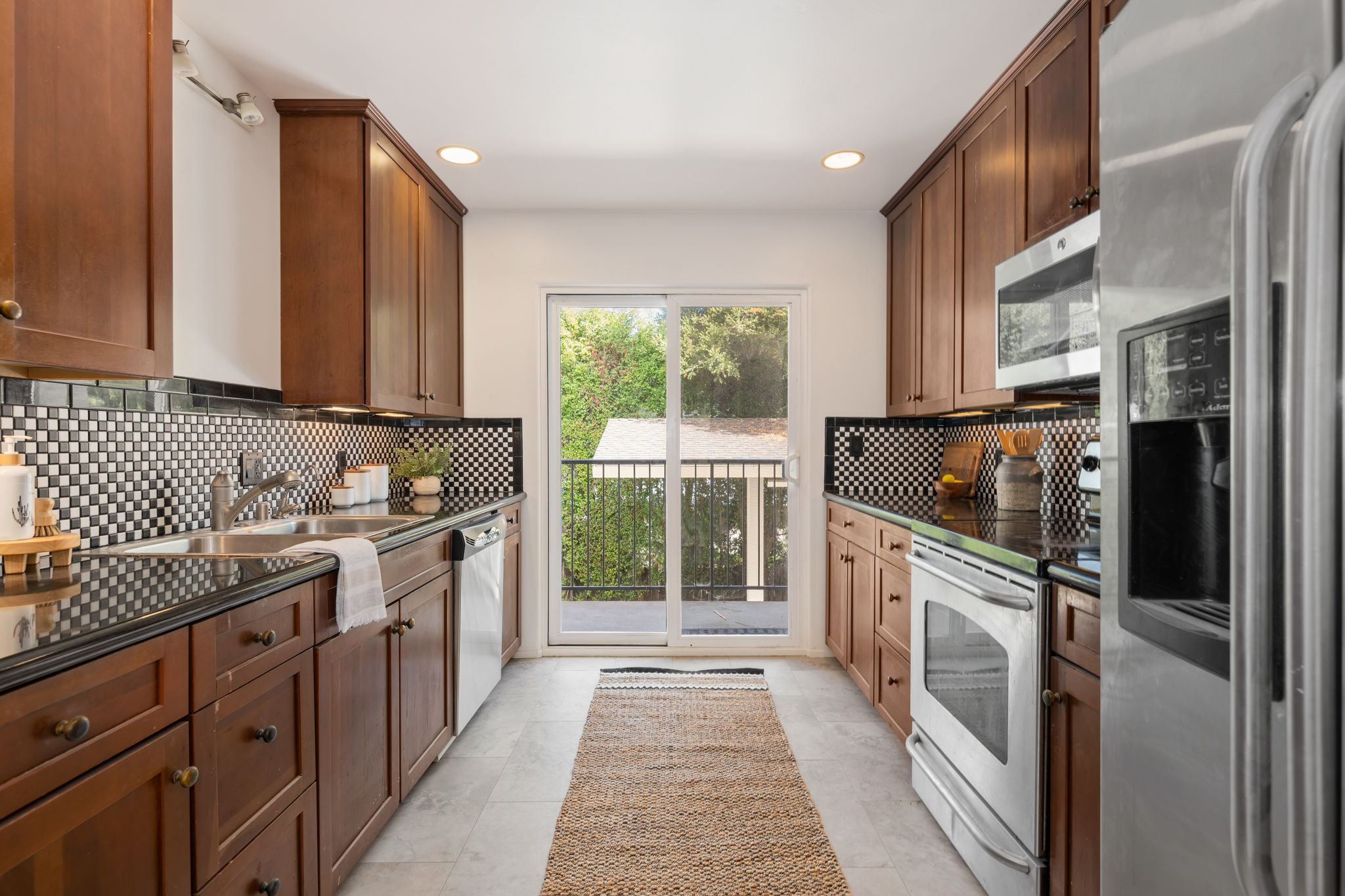 10 - Kitchen