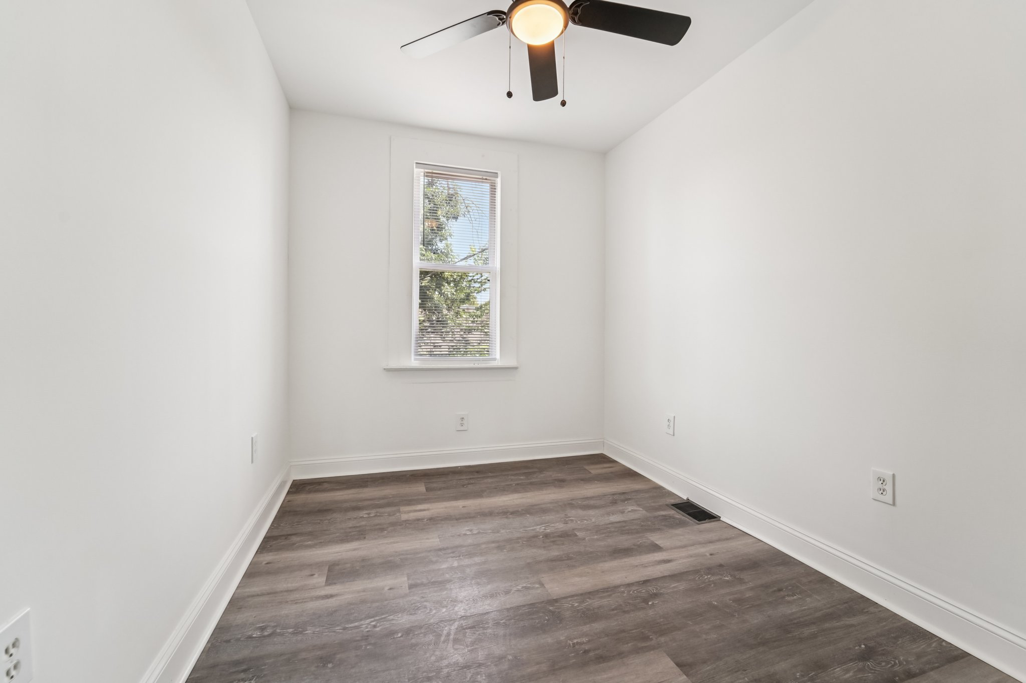 Dolfield Ave-S2507-025.jpg