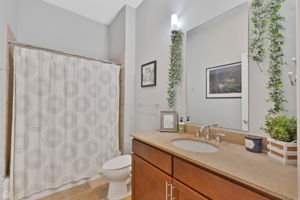 3920 N Sheridan Rd 304_007