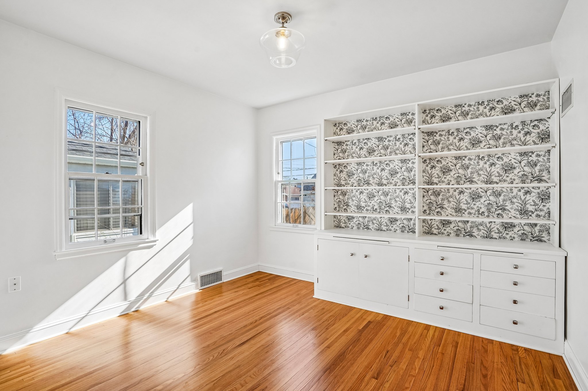 N Washburn Ave-S2504-030.jpg