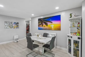 W Robson St-S0807-013.jpg