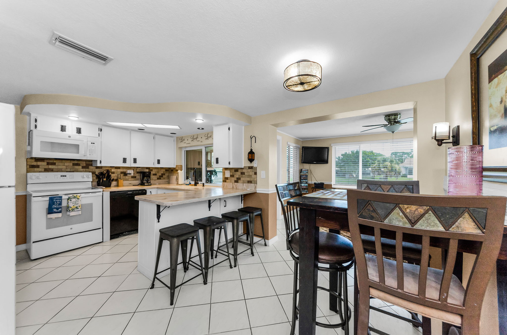 Kitchen Eat-In 1