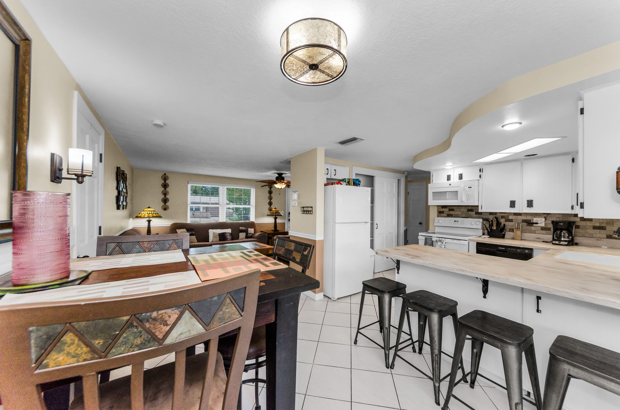 Kitchen Eat-In 3
