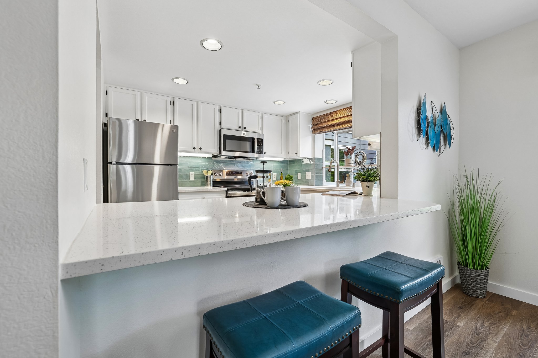 Peninsula countertop makes for good conversation space with the chef.