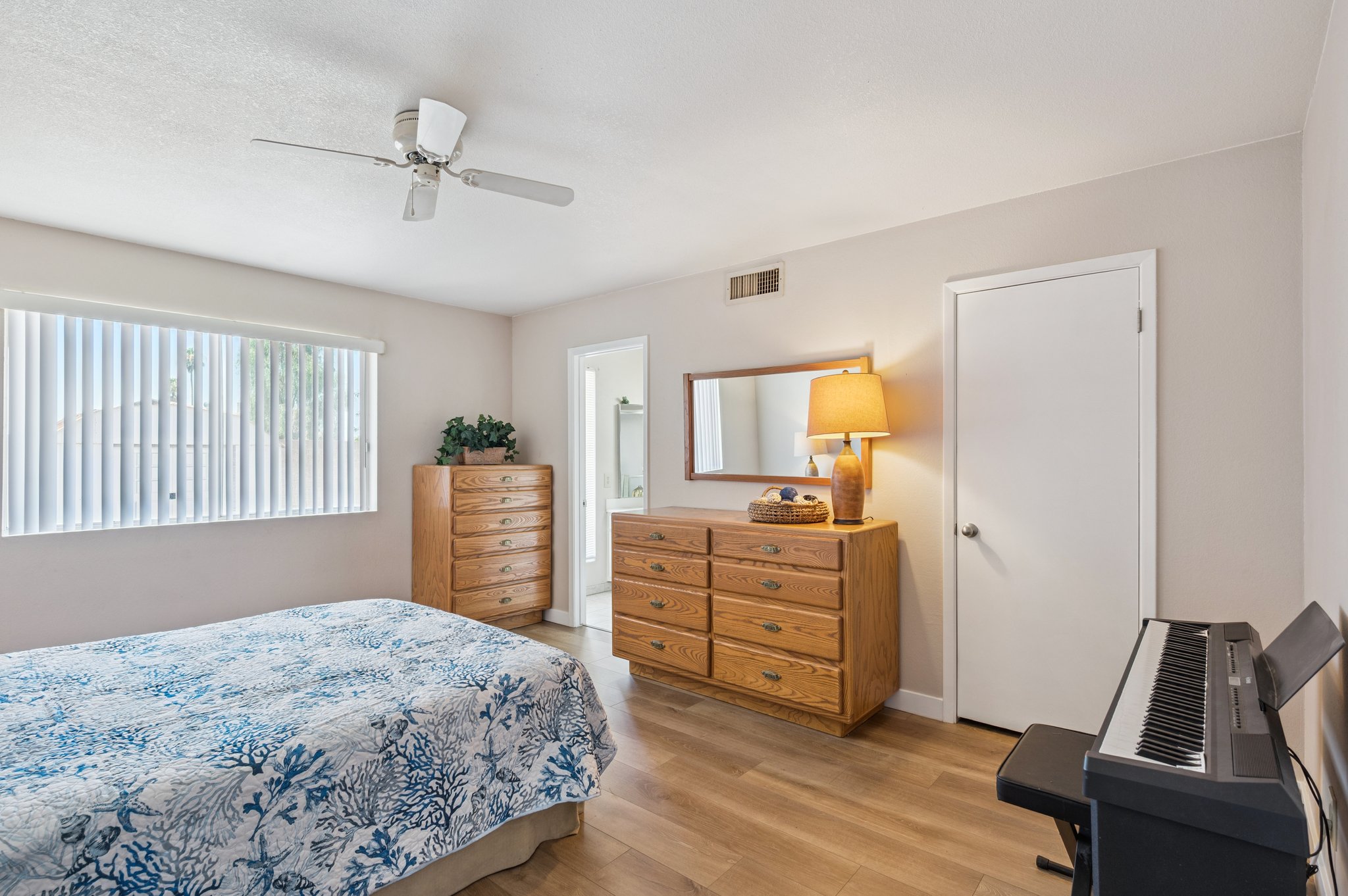 3937 W Sweetwater Ave - 015.jpg