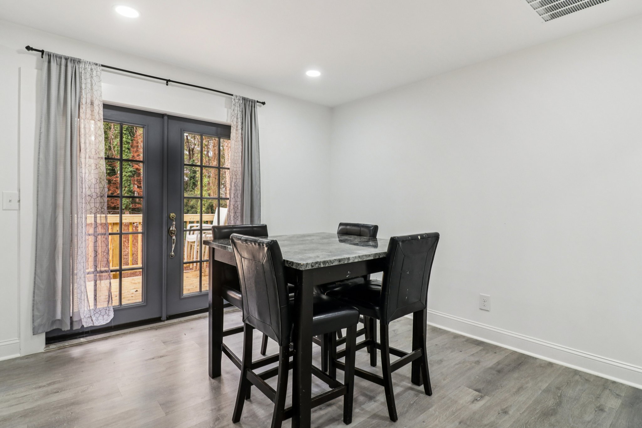 Colchester Dr-S0212-014.jpg