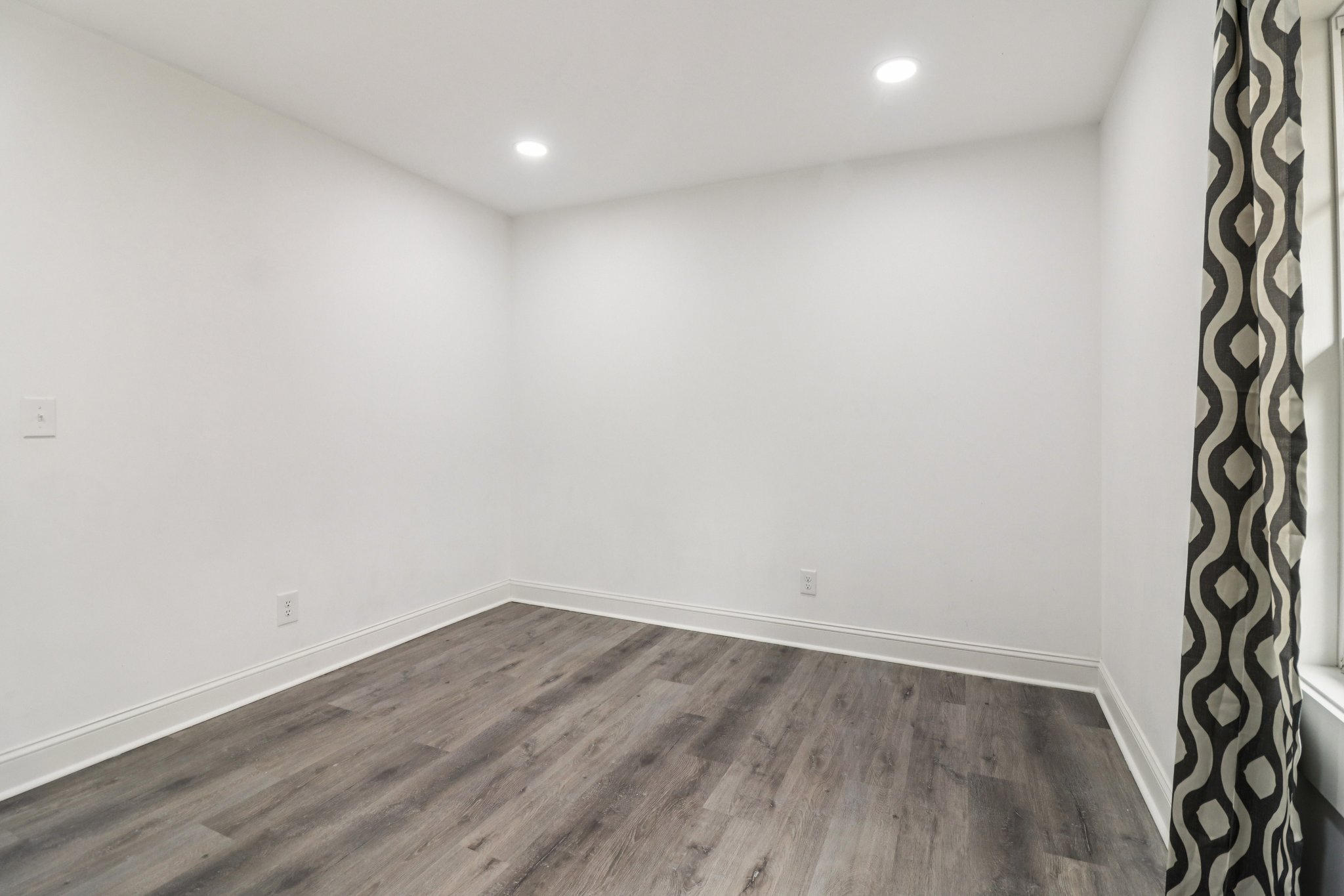 Colchester Dr-S0212-030.jpg