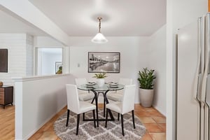 DSC07870_1_2_4 virtually staged.jpeg