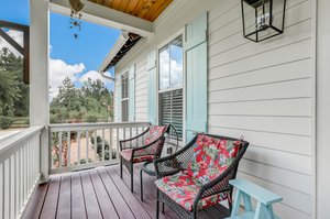 Front Porch/Entrance