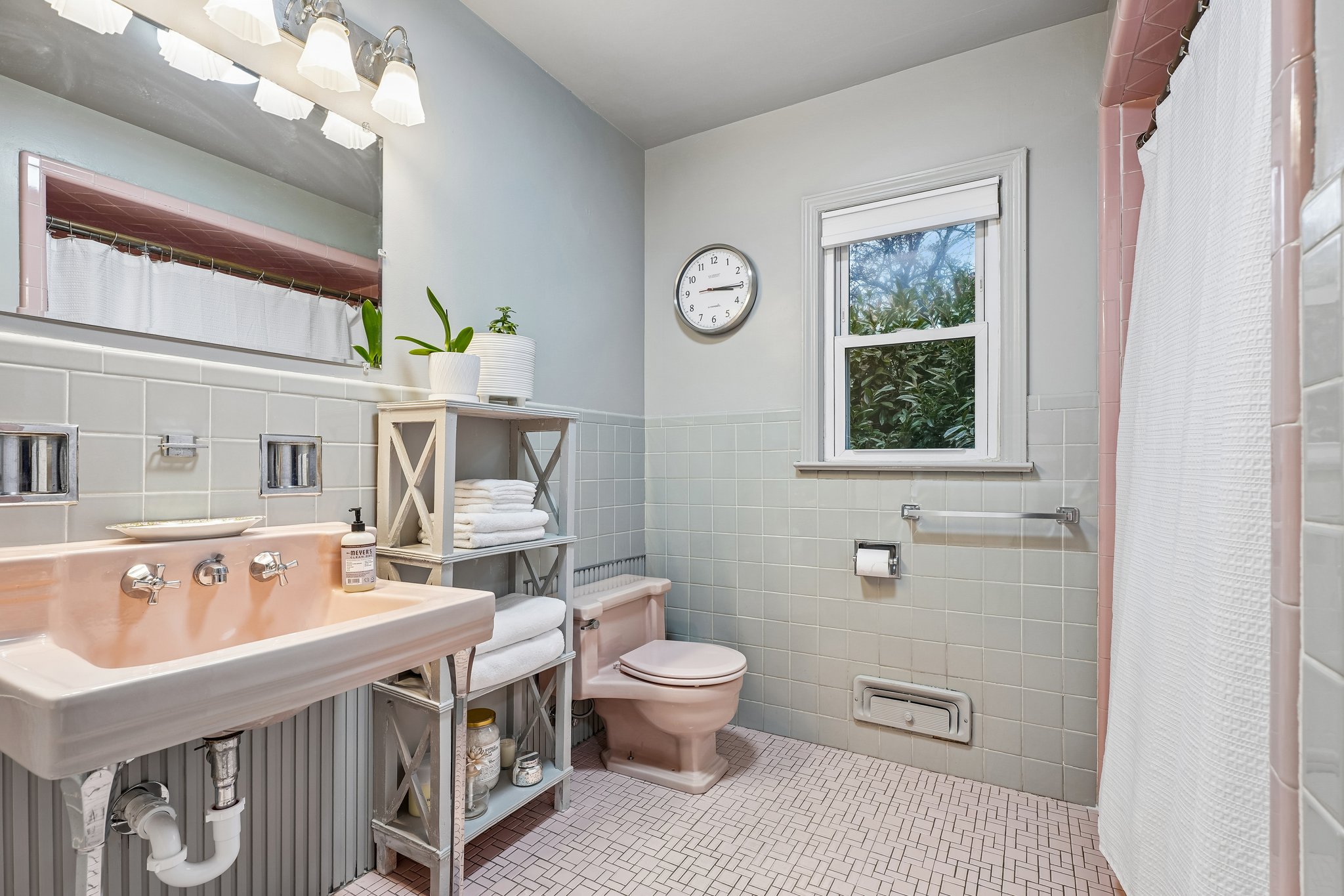 Mid-century hall bath