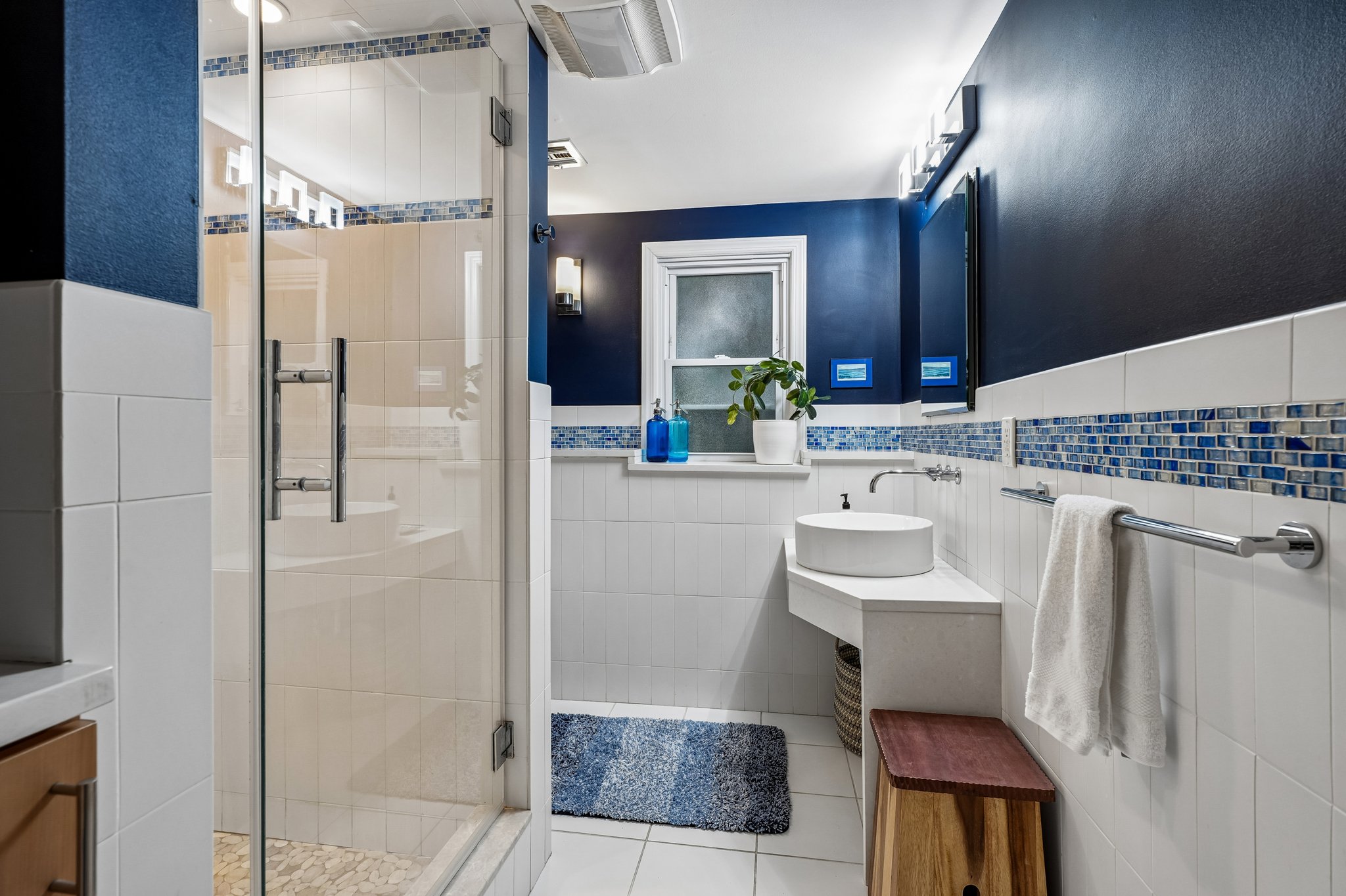 Ground floor full bath.