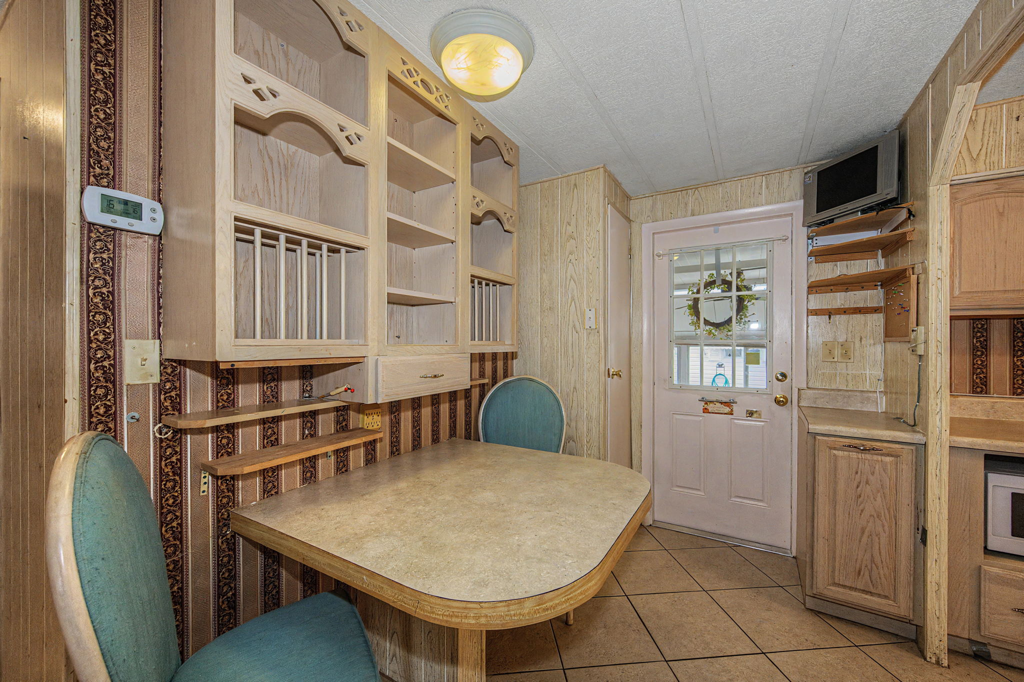 Kitchen Eat-In 1