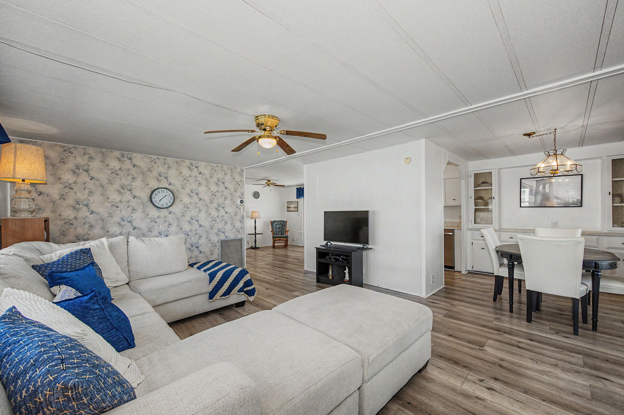 Living Room 4-e