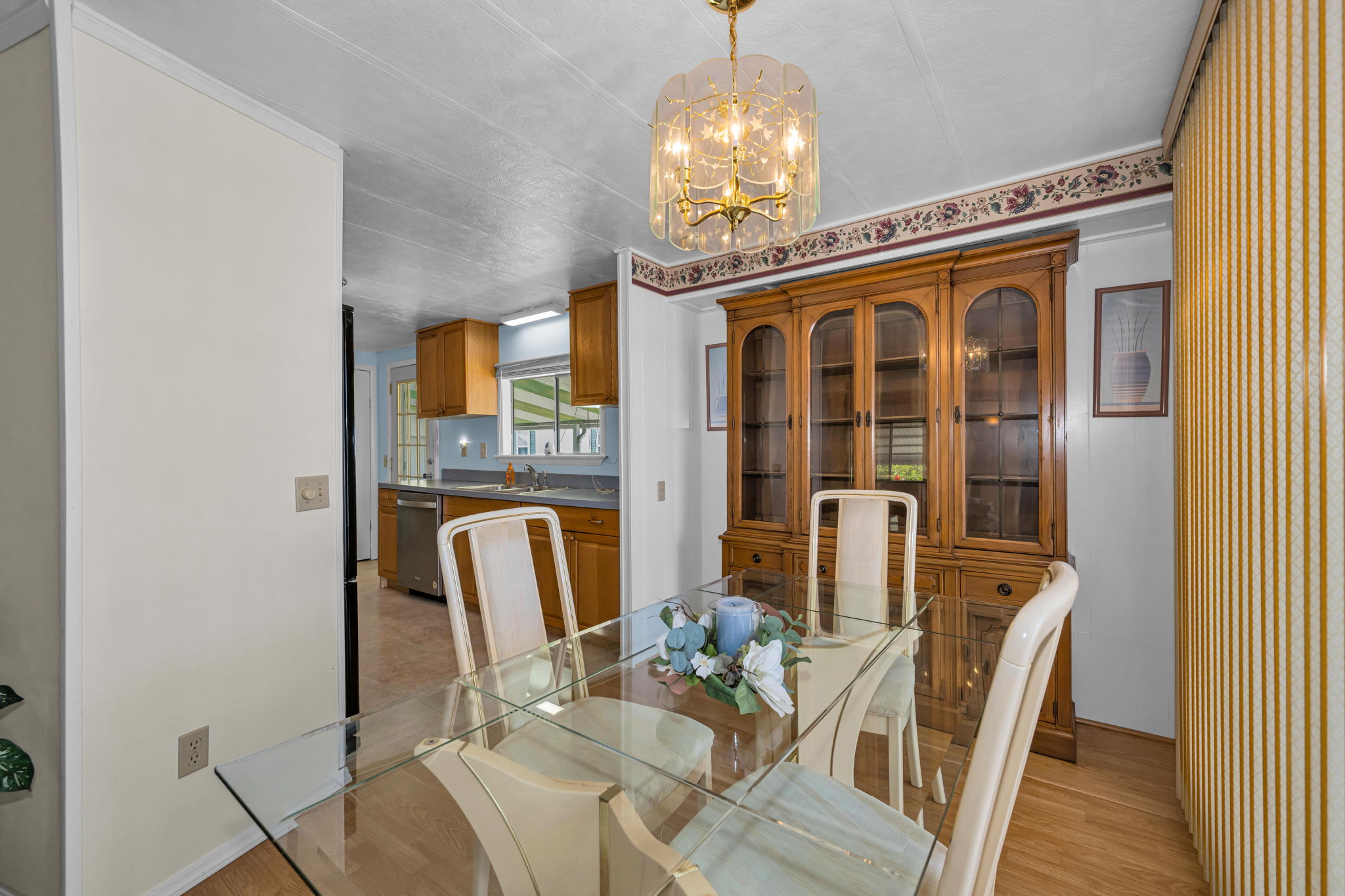 Kitchen Eat-In 1