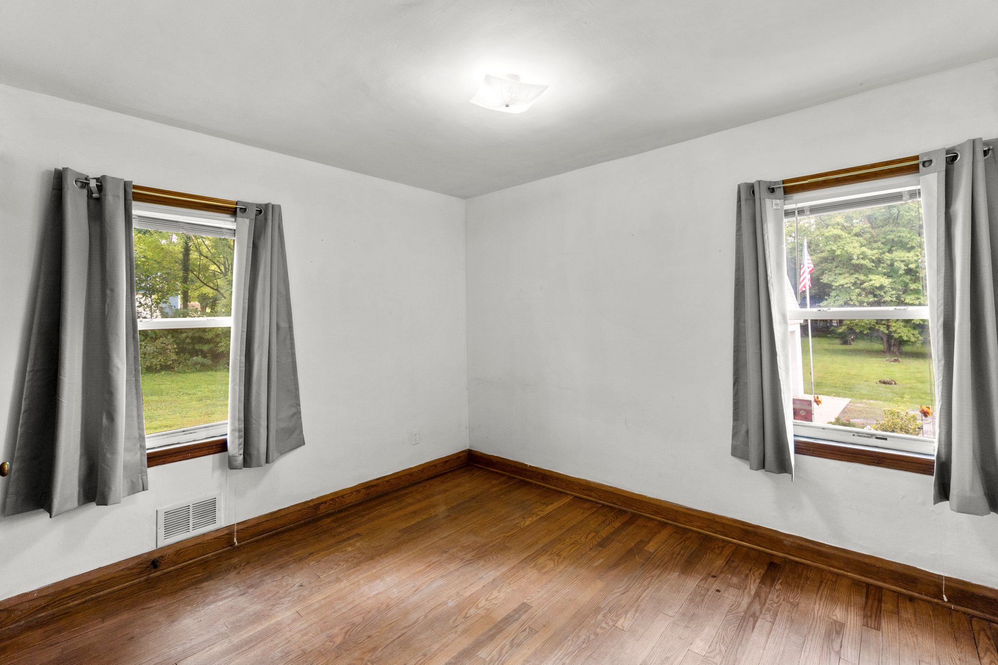 15. Main bedroom.JPG