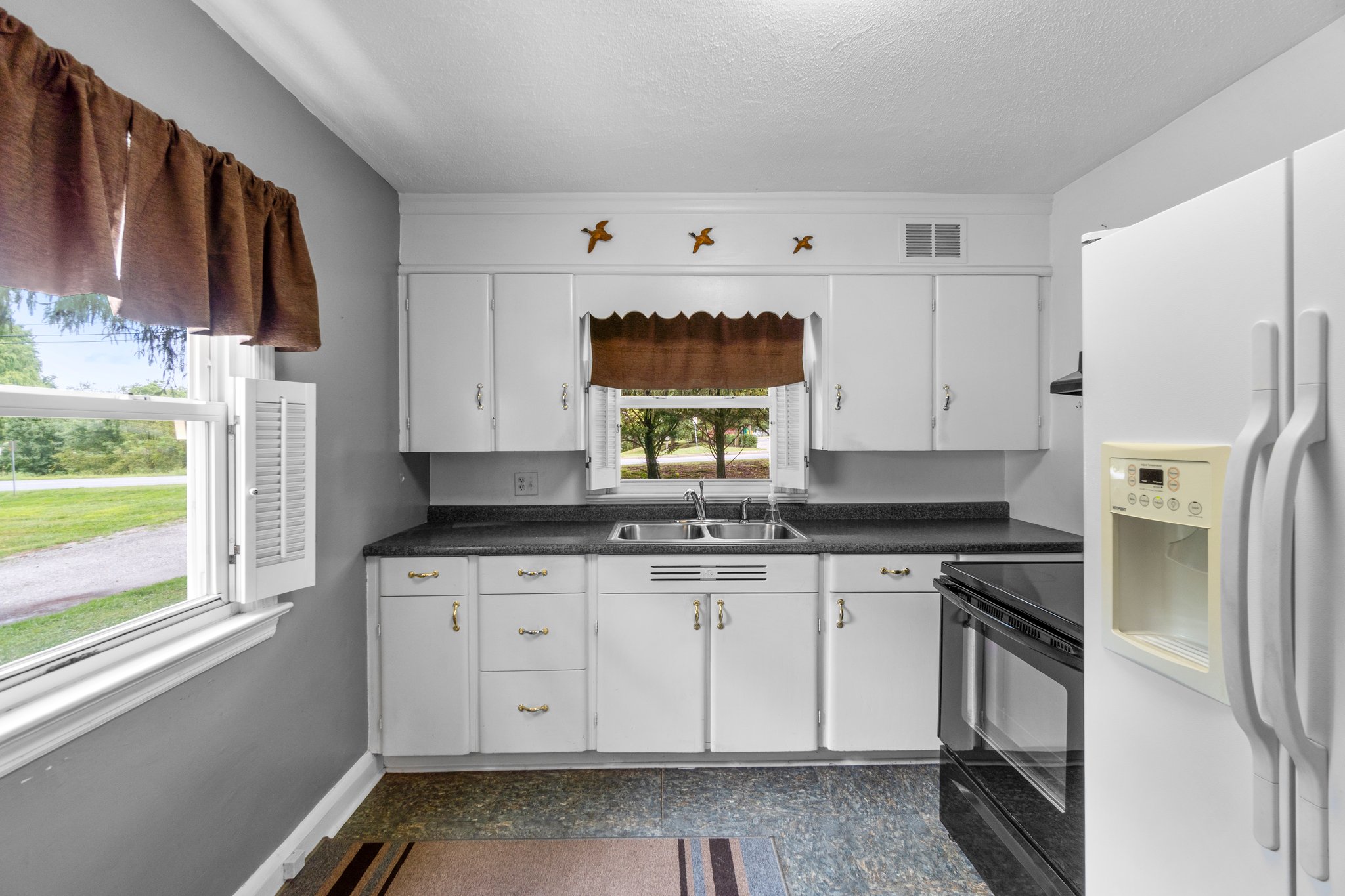09. Kitchen.JPG