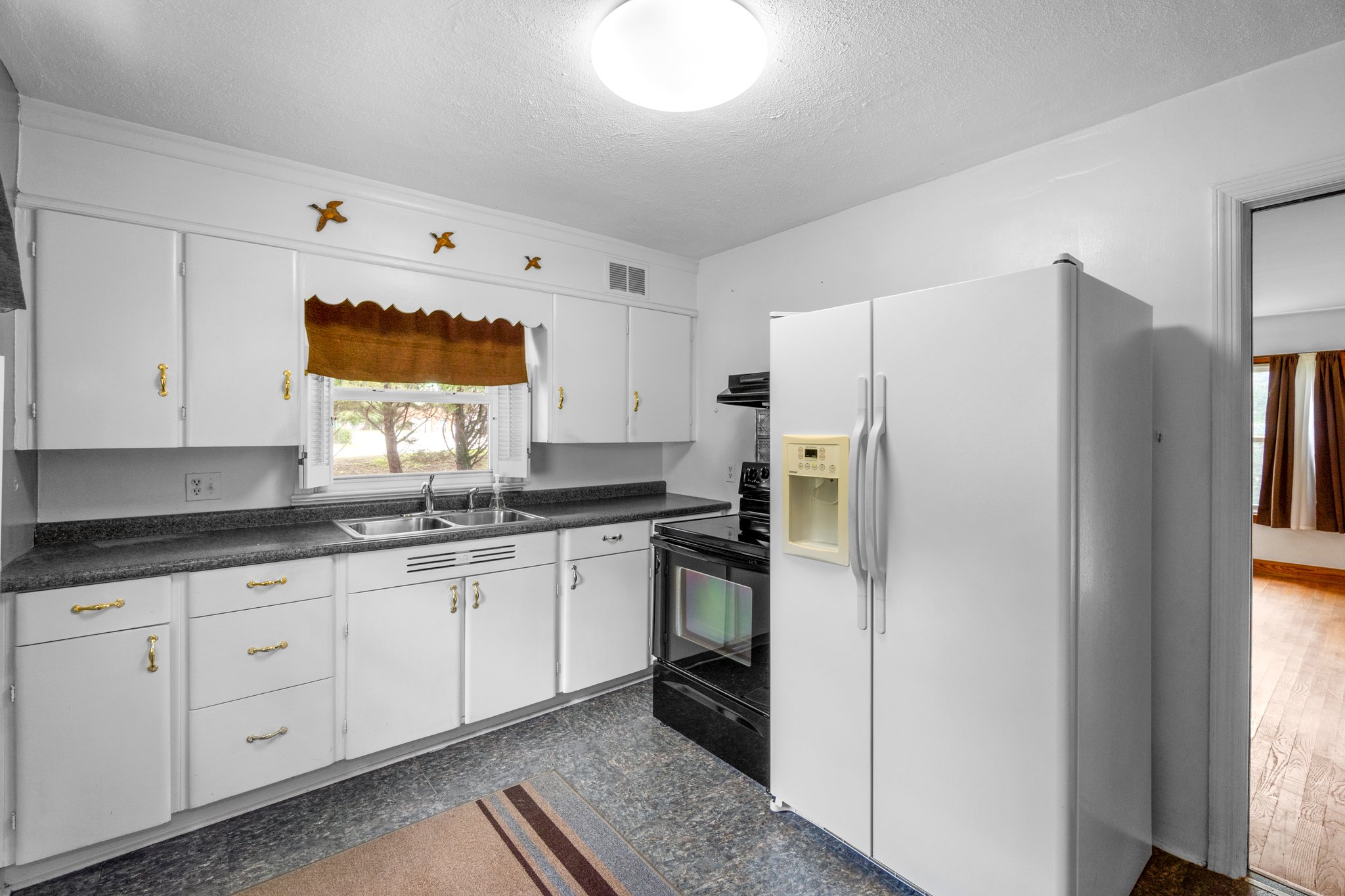 06. Kitchen.JPG