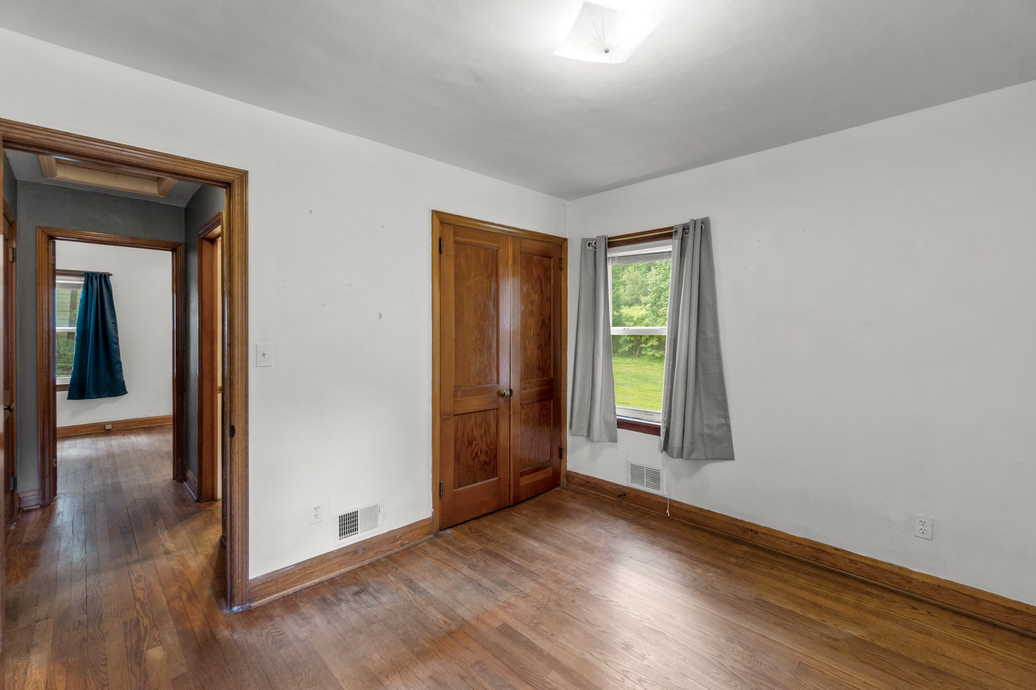 16. Main bedroom.JPG