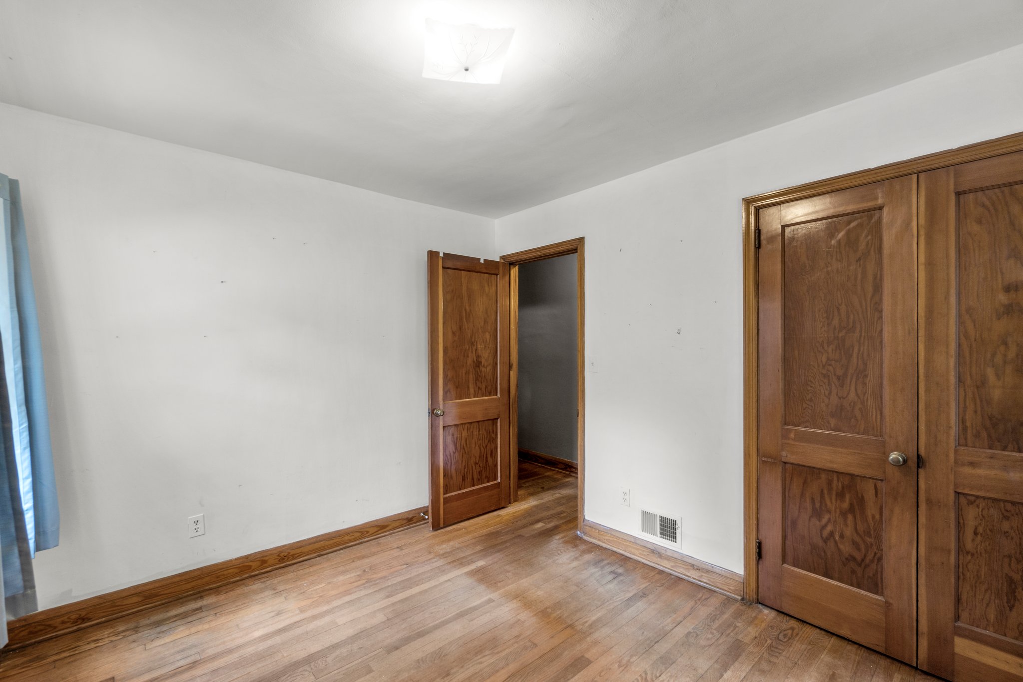17. Main bedroom.JPG