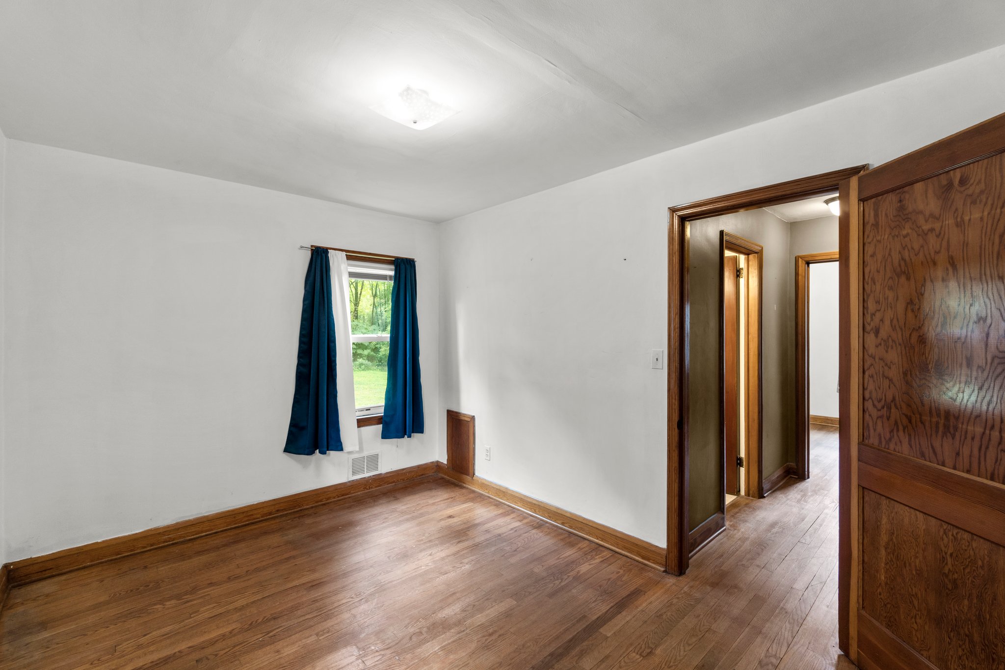 11. Main bedroom.JPG