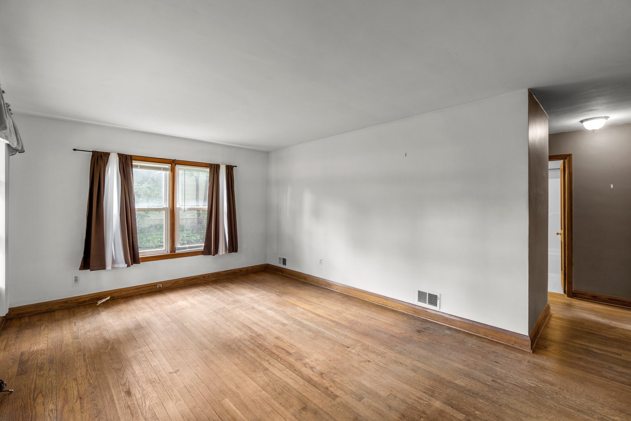 18. Main bedroom.JPG