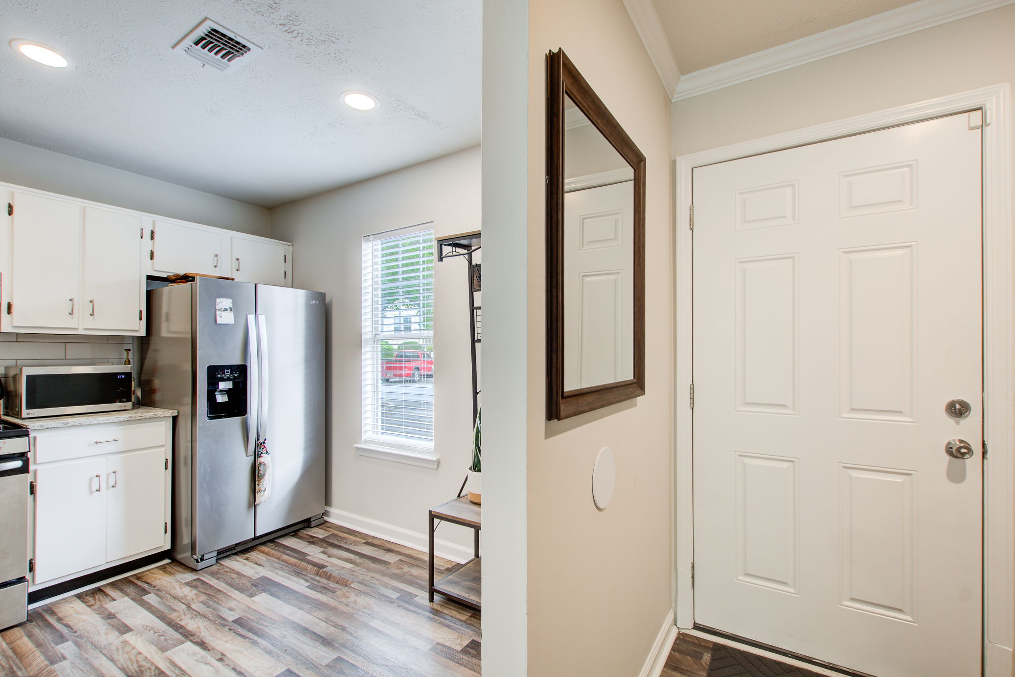 4 Entryway w Kitchen