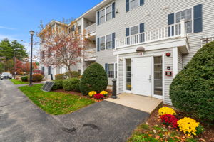 4 Crestview Cir, Londonderry, NH 03053, USA Photo 3