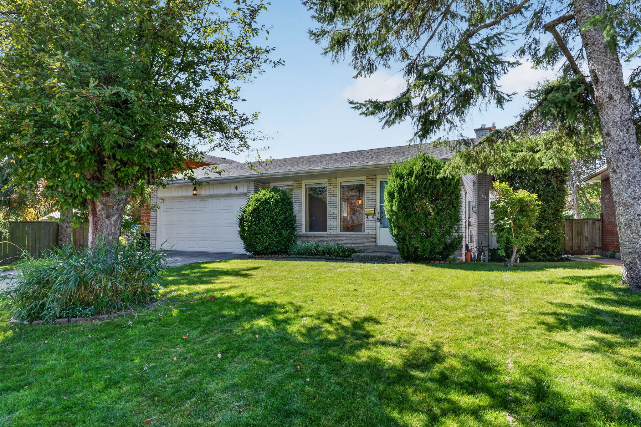 4 Glenstroke Dr Toronto, ON M1S 2Z9