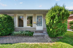 4 Glenstroke Dr, Toronto ON