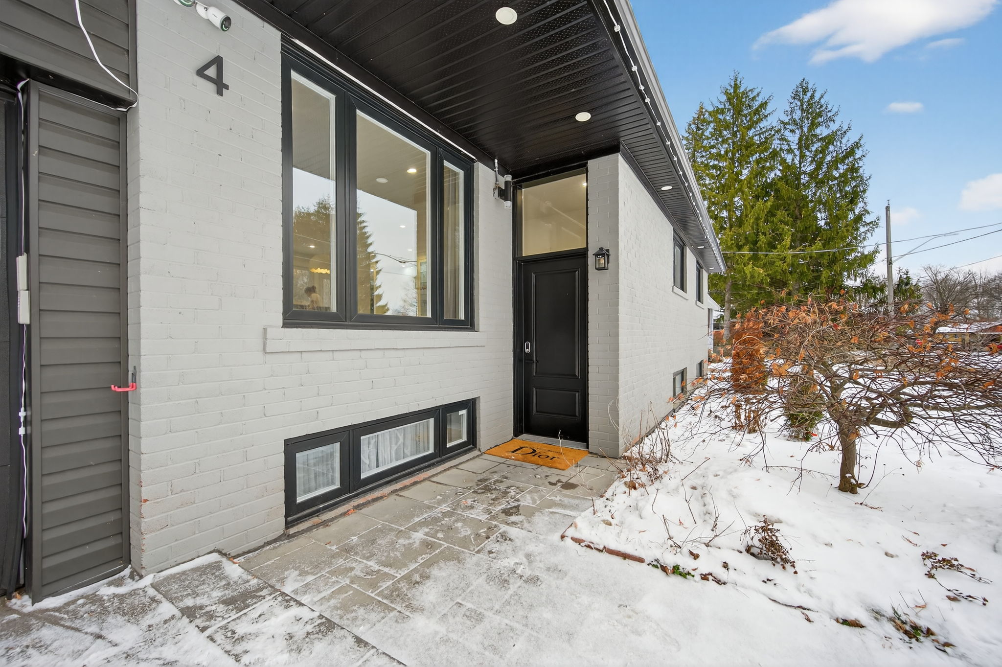 4 Holman Crescent Aurora, ON L4G 1Z9