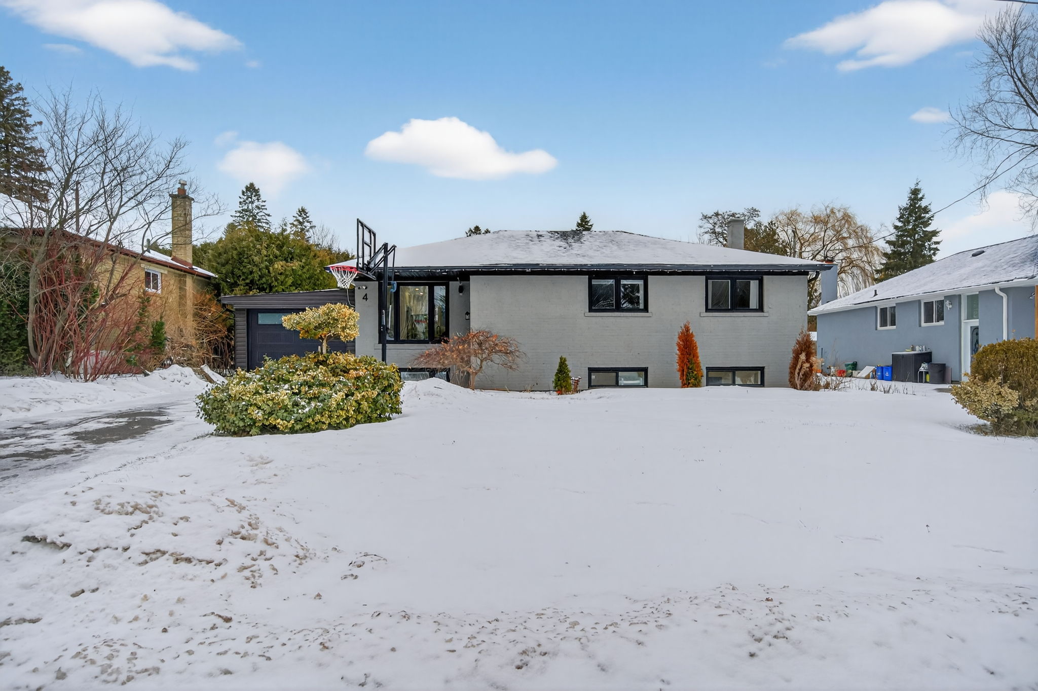 4 Holman Crescent Aurora, ON L4G 1Z9