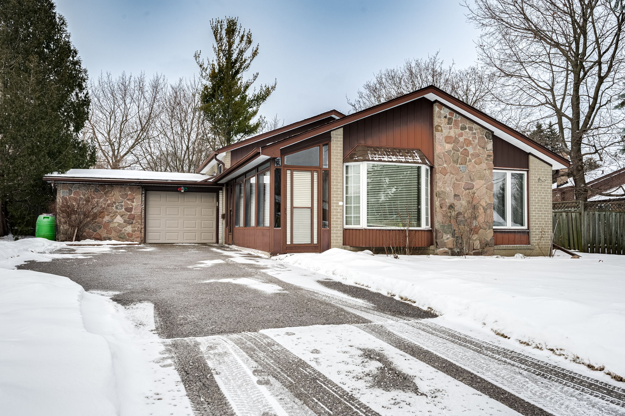 4 Knowles Crescent Aurora, ON L4G 1Z7