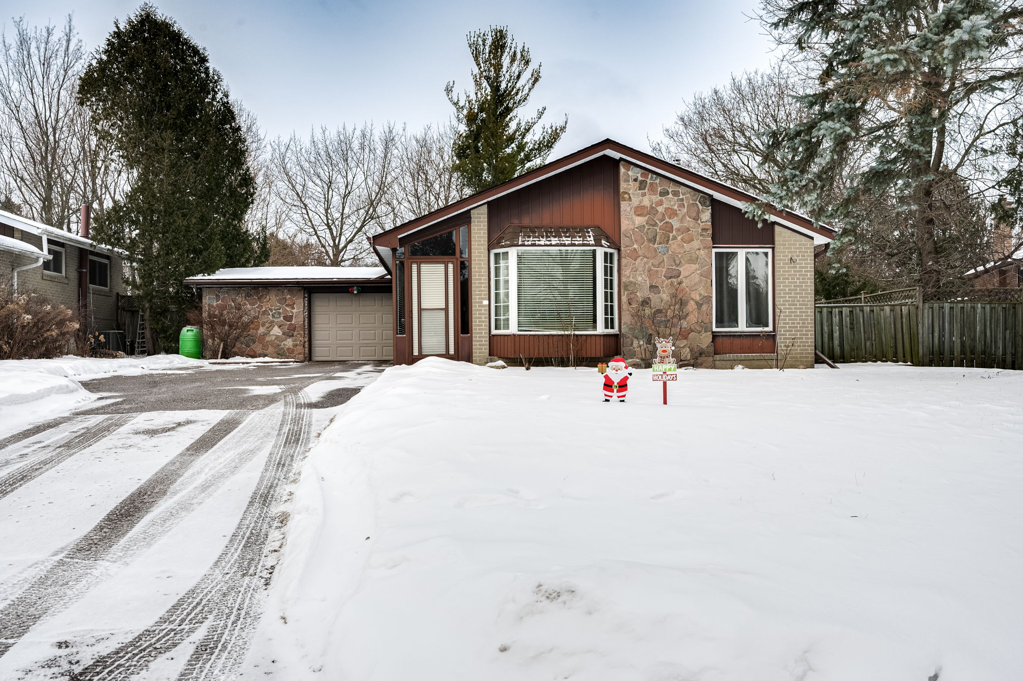 4 Knowles Crescent Aurora, ON L4G 1Z7