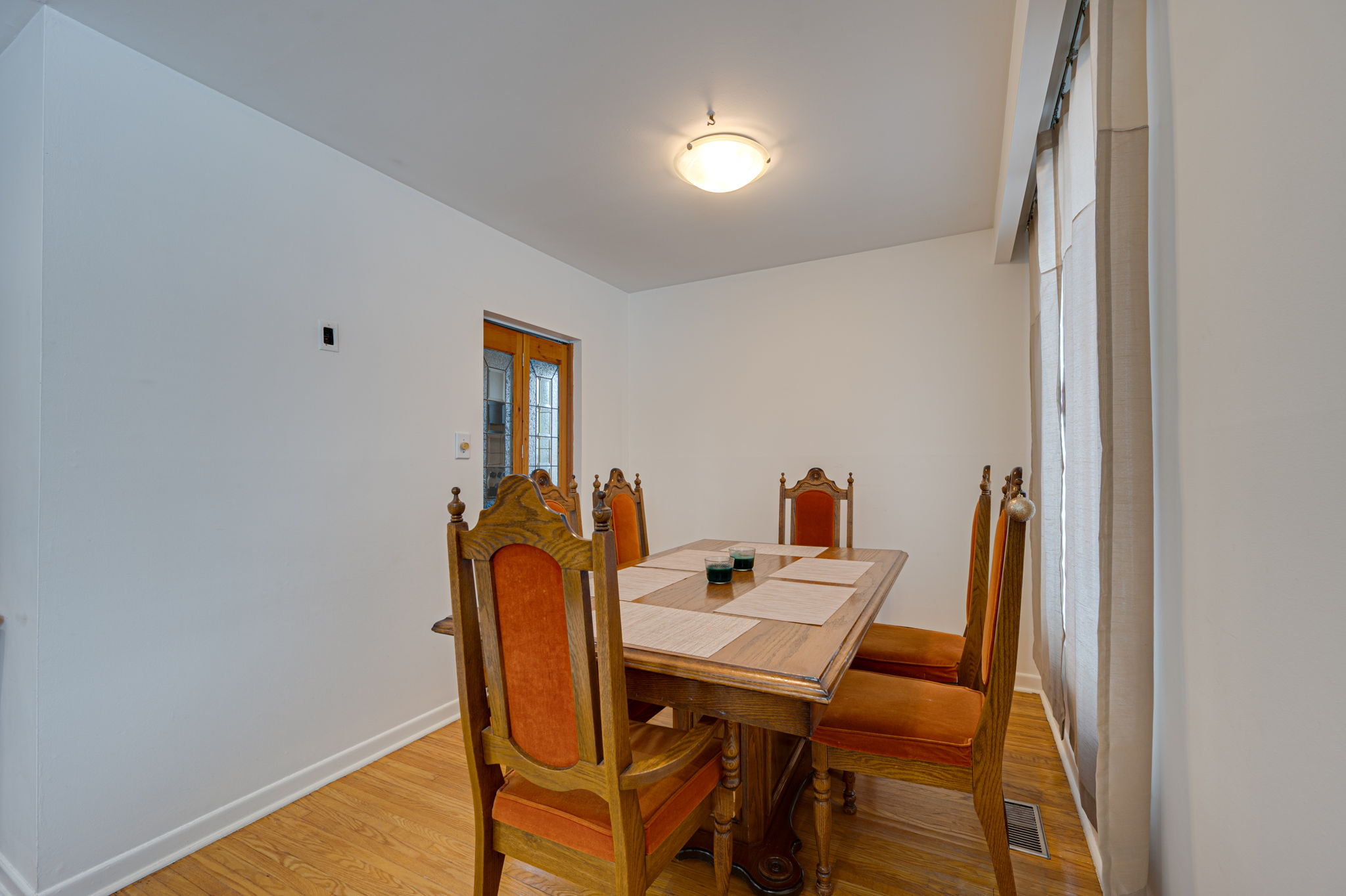 4 Knowles Crescent Aurora, ON L4G 1Z7