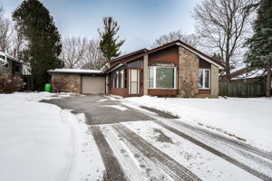 4 Knowles Crescent, Aurora ON
