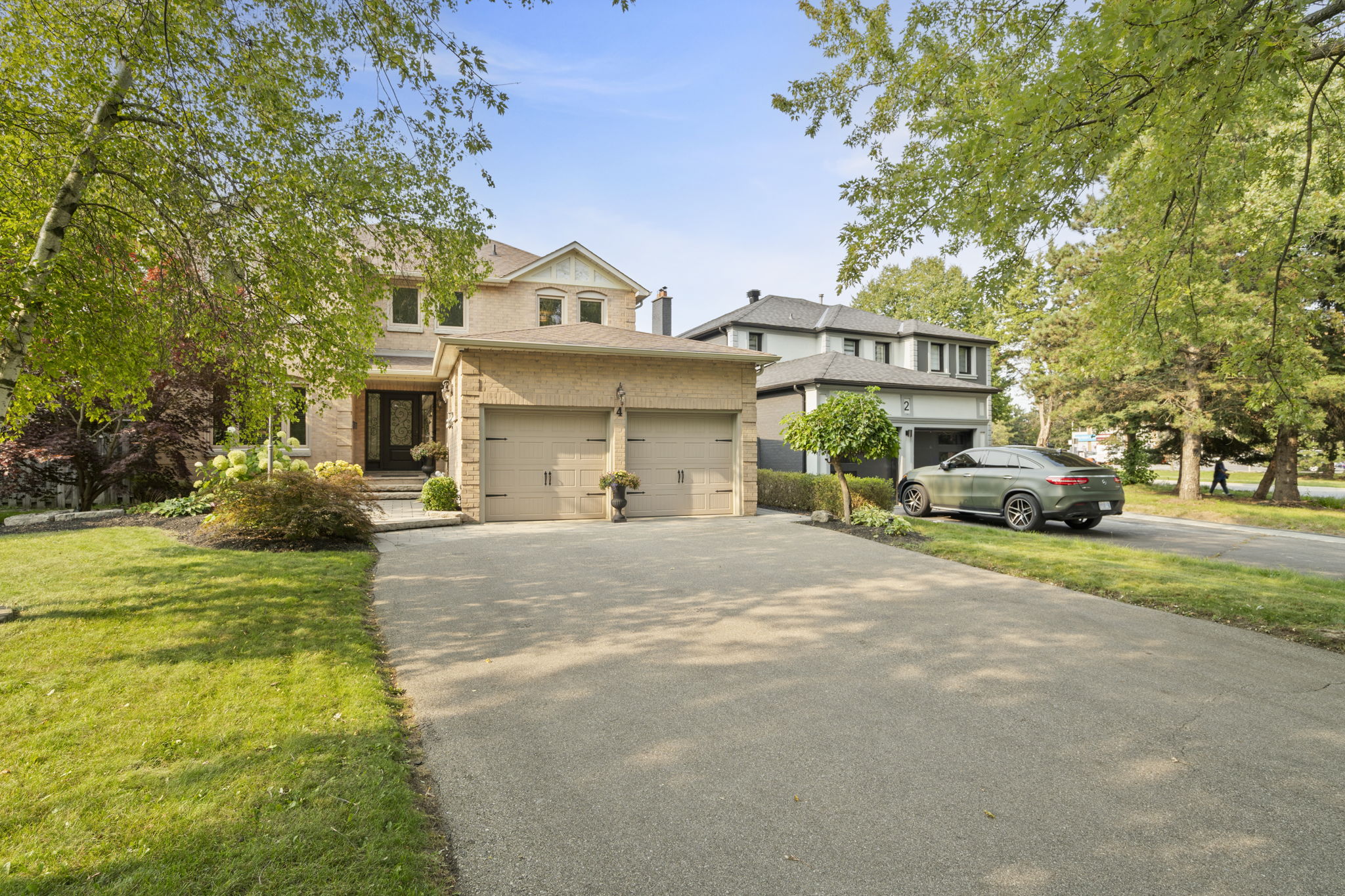 4 Lilley Ct Richmond Hill, ON L4C 8X4