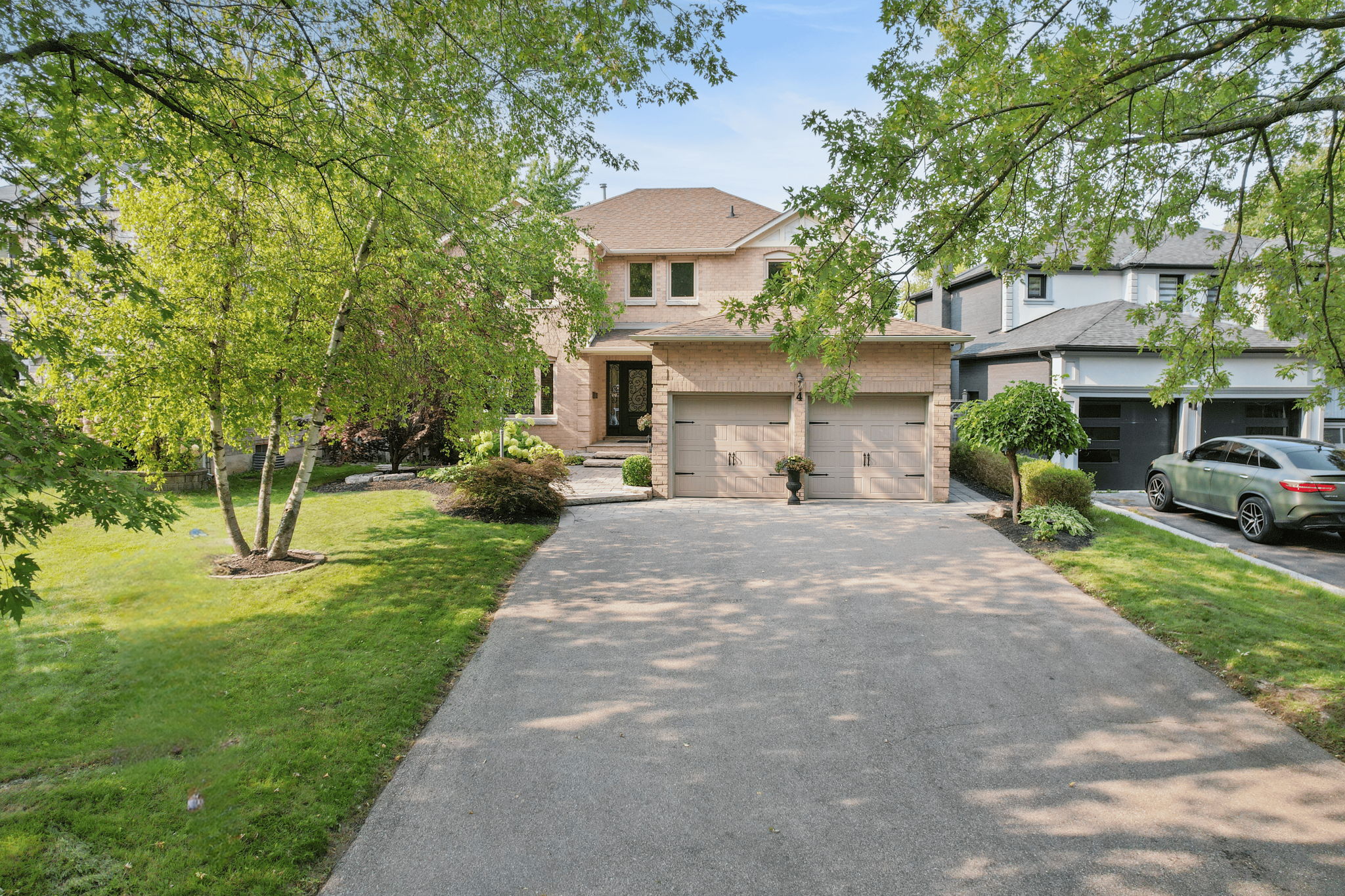 4 Lilley Ct Richmond Hill, ON L4C 8X4