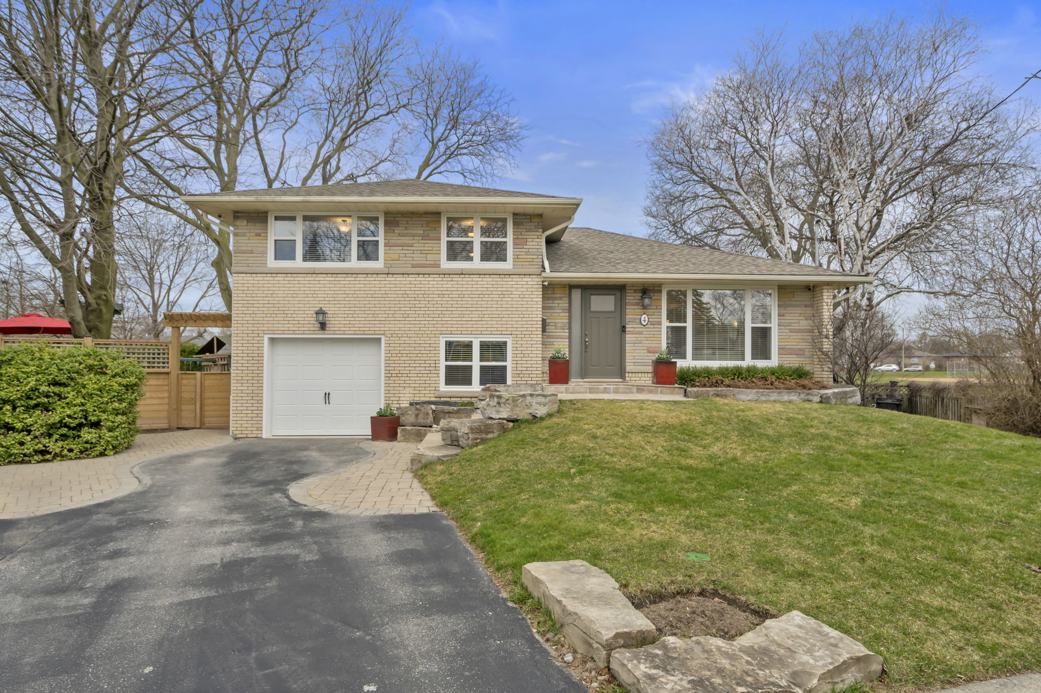 4 Prentice Ct Toronto, ON M9P 1N2