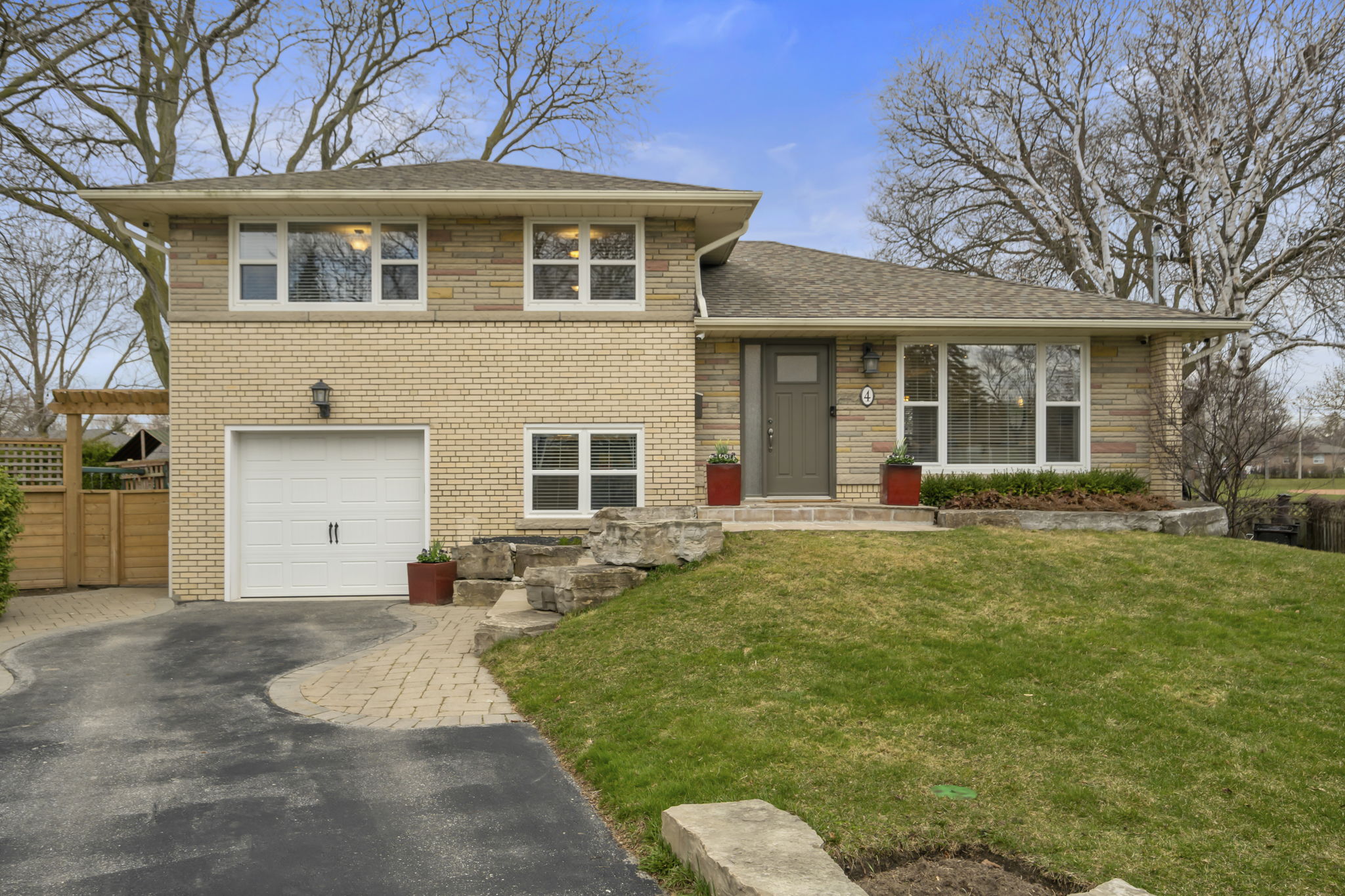 4 Prentice Ct Toronto, ON M9P 1N2