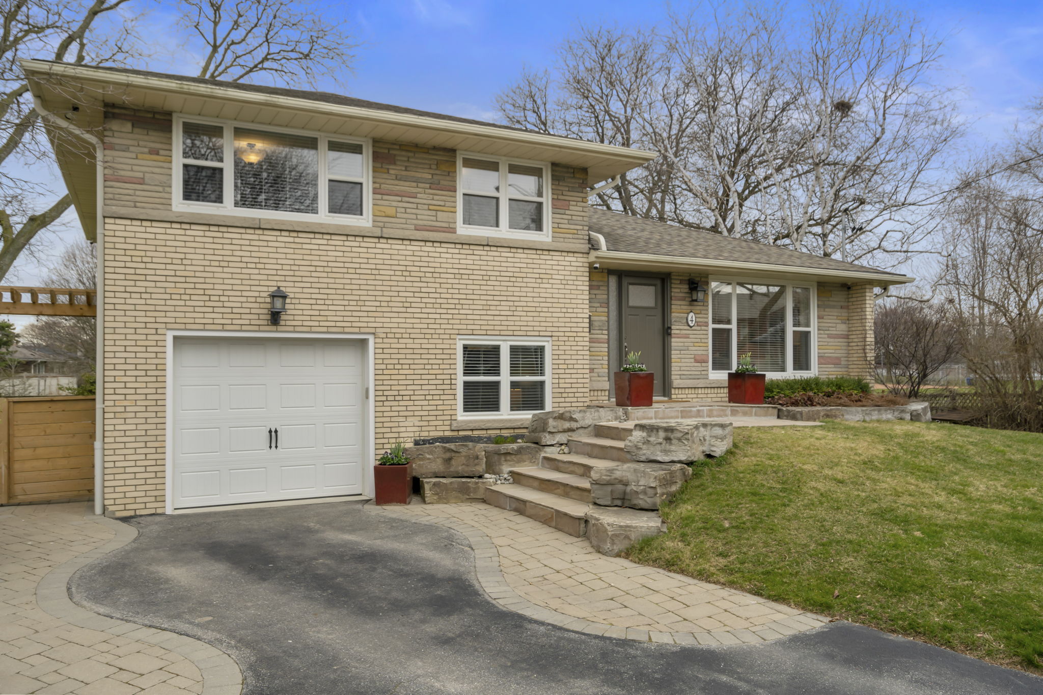 4 Prentice Ct Toronto, ON M9P 1N2