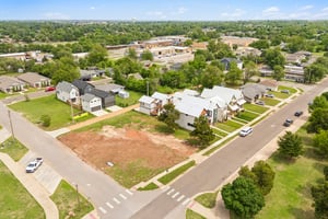 W Main St _ S Kelly Ave_059.jpg