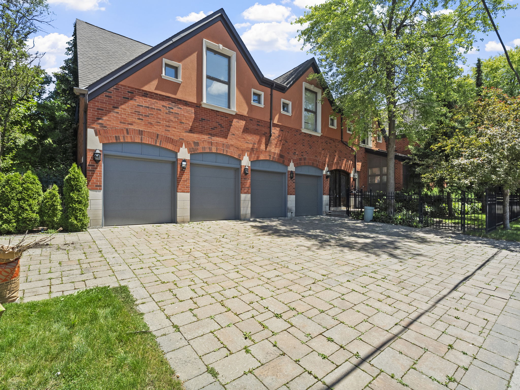40 Old Colony Rd Toronto, ON M2L 2K1