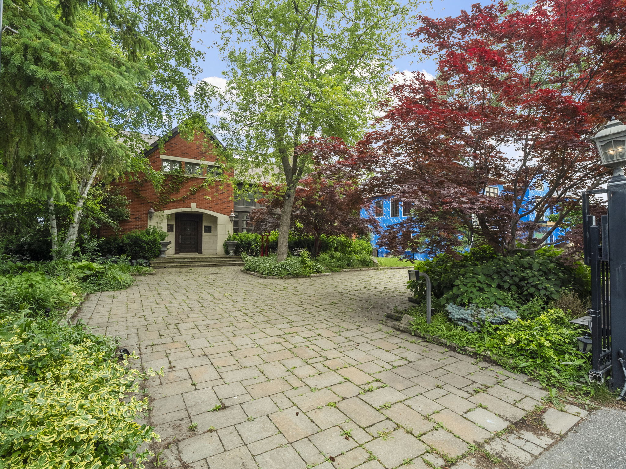40 Old Colony Rd Toronto, ON M2L 2K1