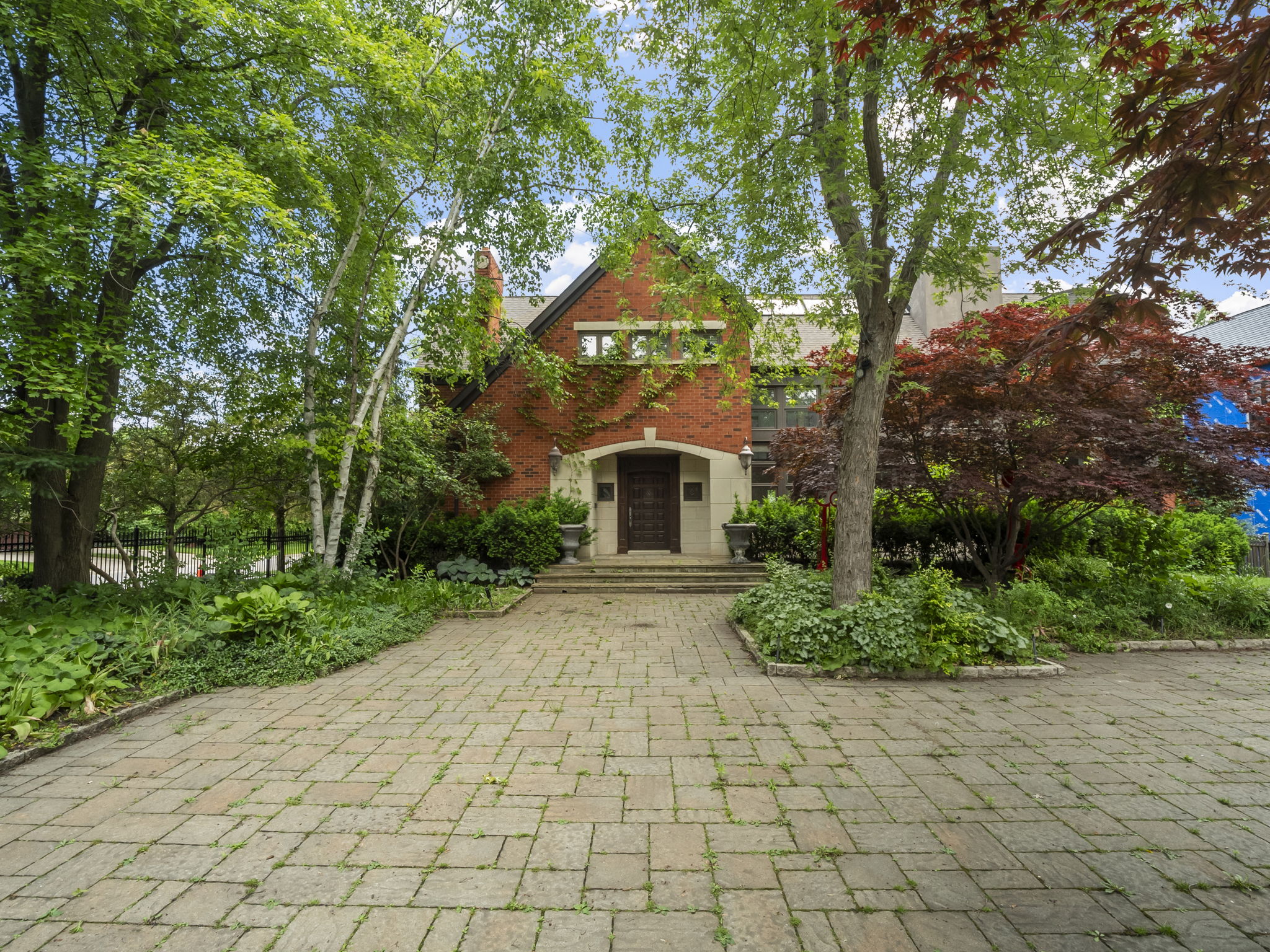 40 Old Colony Rd Toronto, ON M2L 2K1