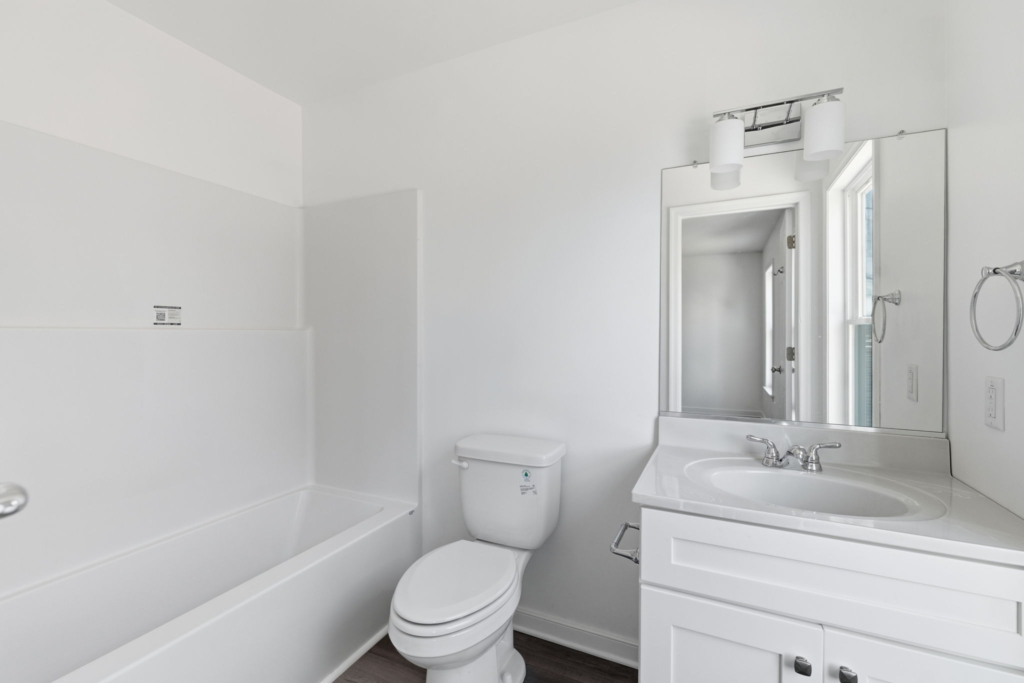 Primary suite full bathroom with tub/shower combo.