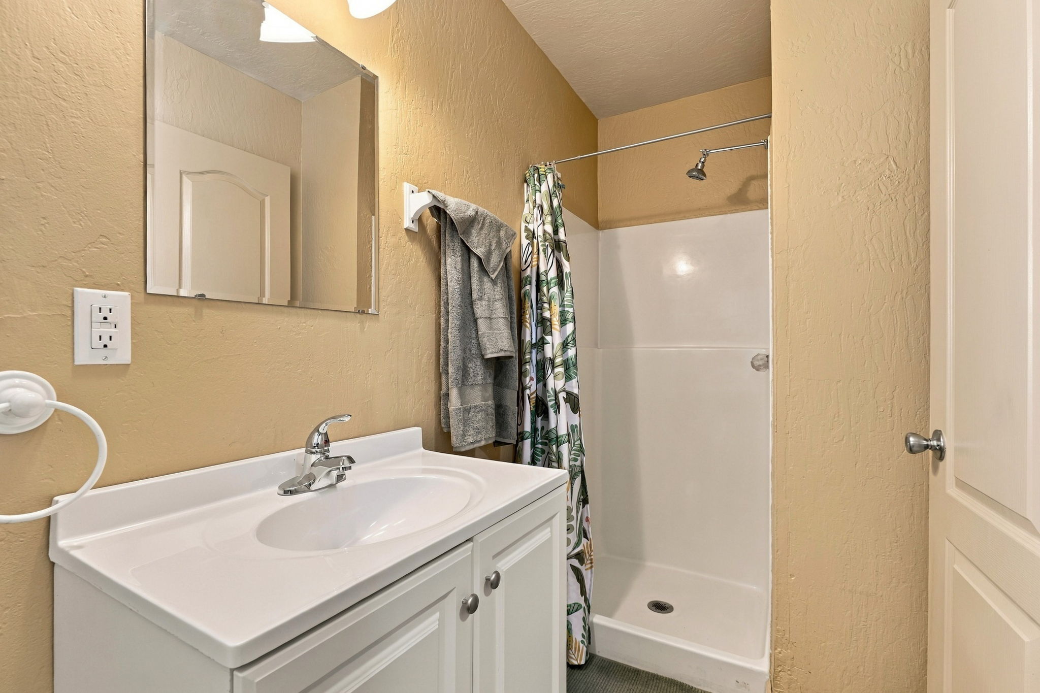 034_F8_400 Donald Dr